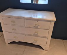 Chest of drawers