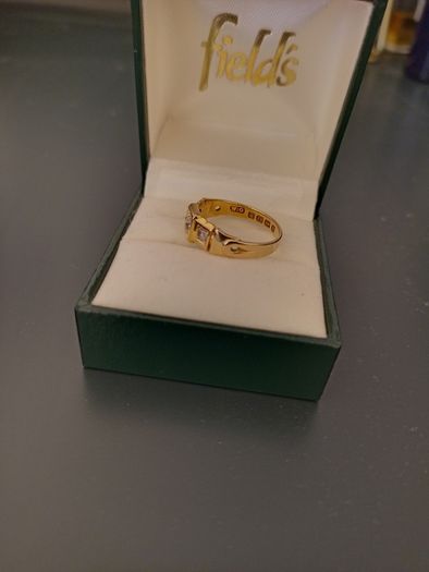 18k gold and diamond ring