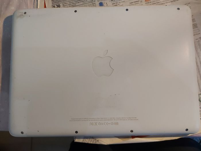 Vintage Apple MacBOOK, account password locked, in excellent cosmetic condition, excellent Battery