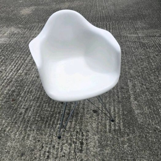 Eames plastic Armchair DAR x 1