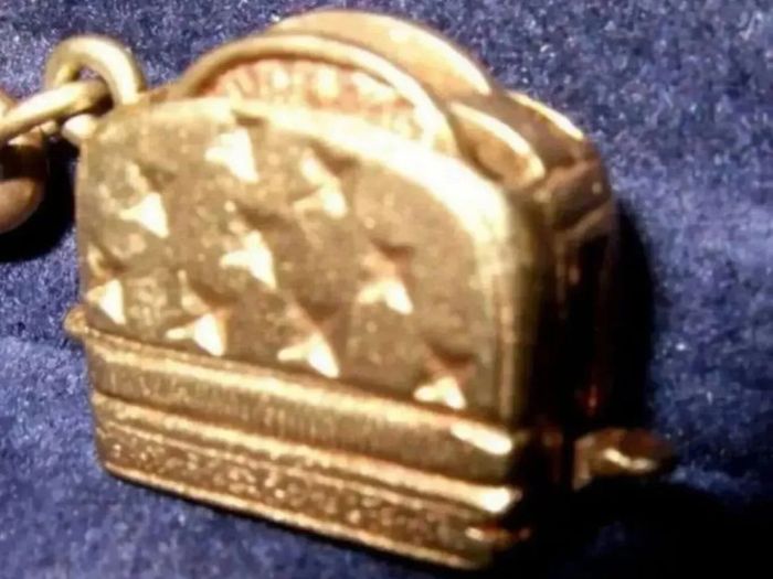Vintage 9ct Gold Pop-Up Toaster Charm
