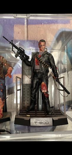 Hot Toys DX46 Terminator 2 Battle Damage 2.0