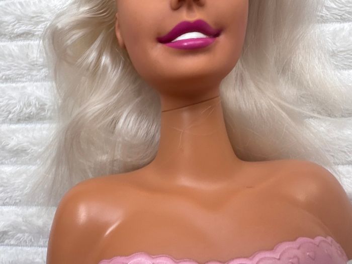 Barbie 1999 Blonde Hair Blue Eyes Doll Styling Head Mattel approx. 20 cm. Used Please see photos
