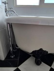 Bath, Luxury Acrylic Roll Top Slipper Bath in Excellent Condition