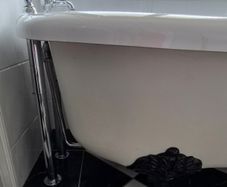 Bath, Luxury Acrylic Roll Top Slipper Bath in Excellent Condition