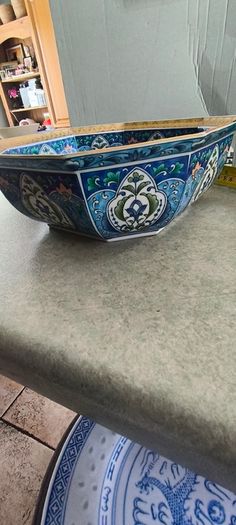 4 different ietms -1- Jingdezhen Porcelain 101/4 -inch Dragon Rice Grain Luncheon Plate - Vintage Blue and White Chinese Design is slieght chip at the edge 15.00 euro.2- Vintage Japanese octagonal porcelain bowl, commonly crafted in the traditional Arita 