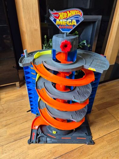 Hot Wheels City Mega Garage Playset