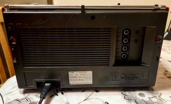 From 1985   Philips D8254, Made in Austria. Only Radio working.