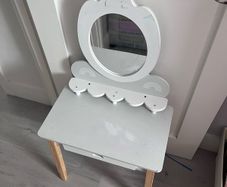 kids make up table and Minnie Mouse Hoover