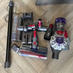 Dyson V8