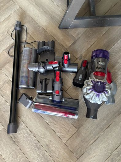 Dyson V8