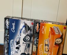 Mattel brick shop Hot wheels Corvette + 62 Chevy Pickup