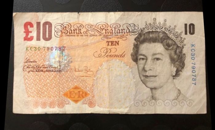 10 pound banknotes from England