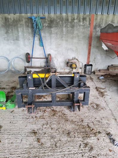 Bale handler