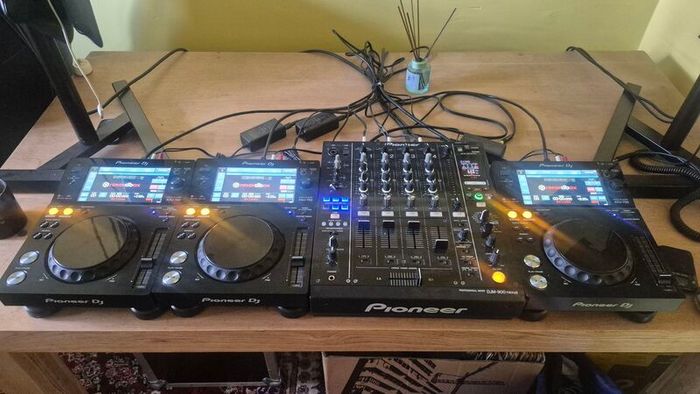 3 x Pioneer XDJ700 and DJM-900 Nexus plus flight case for mixer
