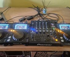 3 x Pioneer XDJ700 and DJM-900 Nexus plus flight case for mixer