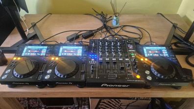3 x Pioneer XDJ700 and DJM-900 Nexus plus flight case for mixer