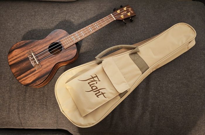 Flight DUC460CEQ Amara Concert Electro-Acoustic Ukulele + Padded Gig Bag