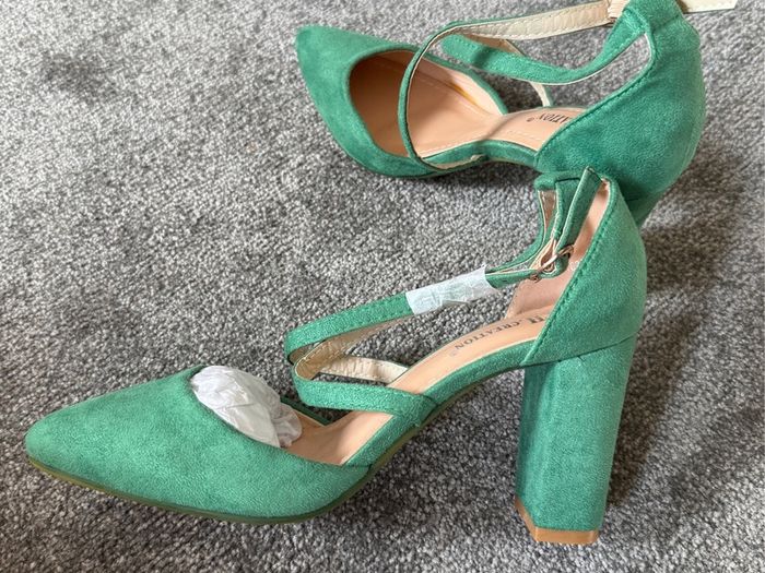 CH CREATION Green Suedette Strappy Heels Size 5!