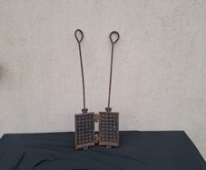 Cast iron waffles maker postage possible