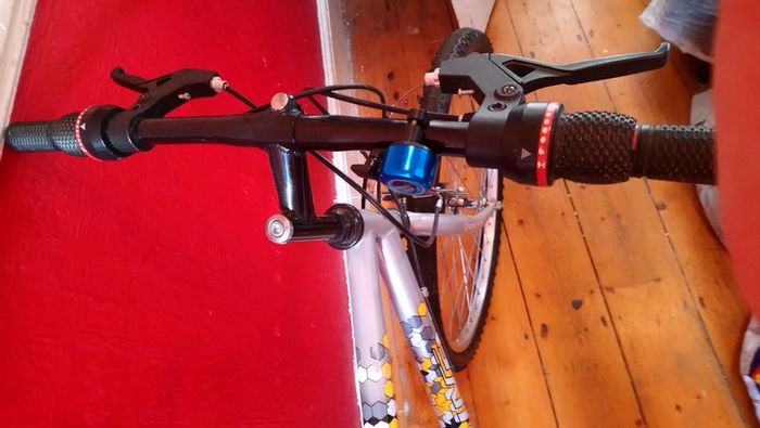 Bike with accessories + 2 new extra inner tubes check photos