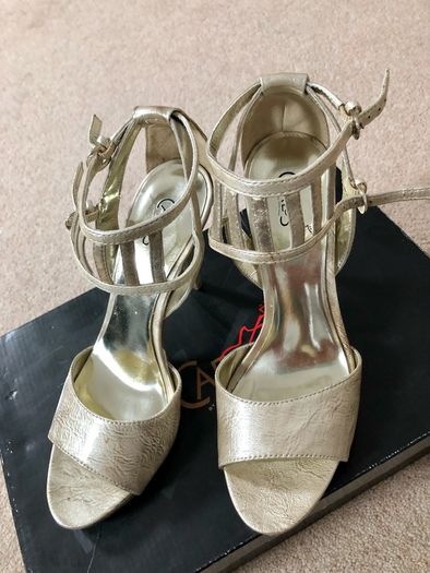 Carlos Santana gold sandals size 38