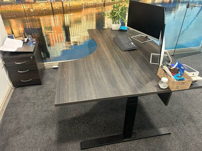 Adjustable desk
