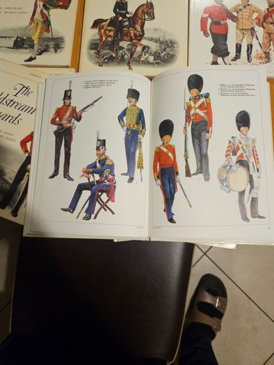 Osprey Men-at-arms Series, Published In 1974 X 15 Fabolous Military Books Plus 2 X Military  Modeling Annuals 1 &3. Plus 3 Other Military Books. All In Good Condition.  See Photos For Same.