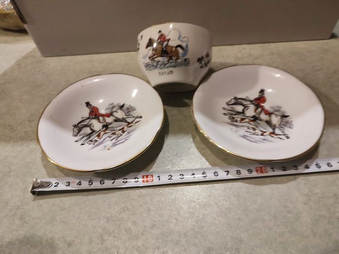 Tow royal Tara small dishes and Cavan small bowl of haunting .