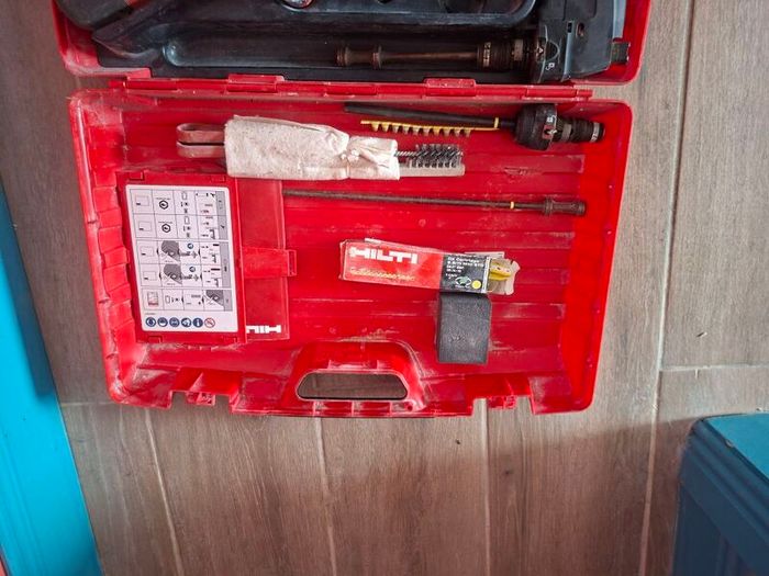 Hilti DX5 nail gun, with accesories, case and manual