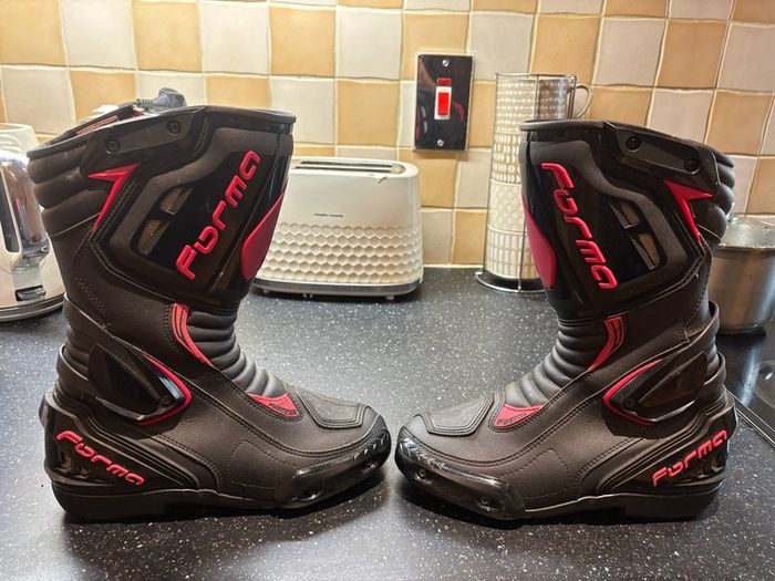 Forma women's black/pink boots