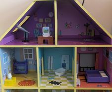 Peppa Pig wooden house with characters
