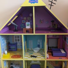 Peppa Pig wooden house with characters