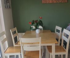 kitchen table and 6 chairs
