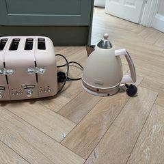 Delonghi Kettle and Toaster Pink