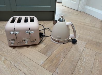 Delonghi Kettle and Toaster Pink