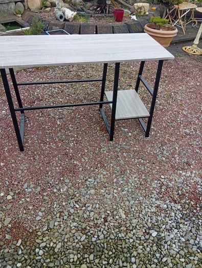 lovely desk ...have second shelf aswell just never used it