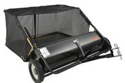 Tow Behind Lawn Sweeper, 111.7 cm Pull Behind Lawn Sweeper, 25 cu. ft Large Capacity Leaf &amp; Grass Collector, Heavy Duty Garden Sweeper with Adjustable Sweeping Height for Yard, Lawn, Farm