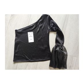 Beautiful Zara top size M. Brand new with tag