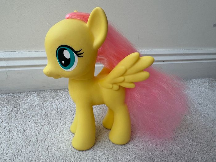 My Little Pony Styling approx. 21 cm.  Fluttershy Brushable Pony 2013 Used Please see photos