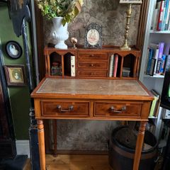 Beautiful Edwardian walnut Lady's Writing Desk