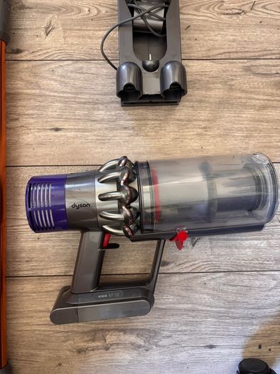 Dyson V10(As new)