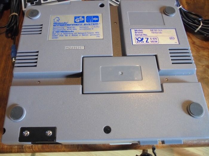 Nintendo NES + 2 Controllers + Power supply + Region Free-Pal A/B
