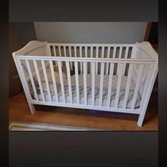 Nested cot bed