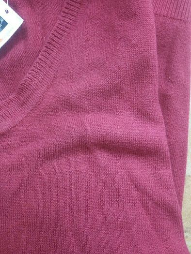 BNWT Size L V-neck jumper