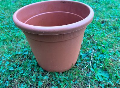 Plastic terracotta flower pot