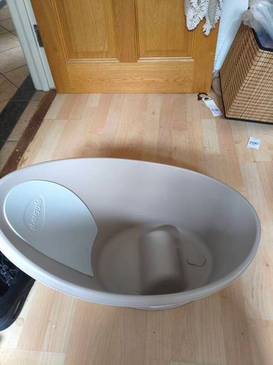 Shnuggle Newborn Baby Bath | Built in Support Bump and Soft Backrest | Suitable from Newborn | Bath Seat Support Includes Plug | White with Grey backrest
