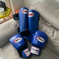 Twins 14oz gloves plus large shin pads