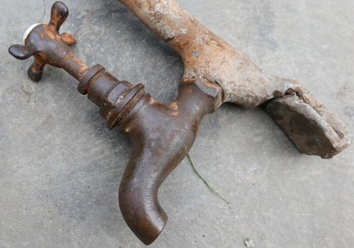 Antique Water Faucet Spigot Bathroom / Kitchen Sink Single metal Knob