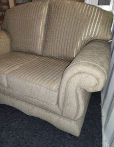 Elegant 2-Seater Sofa - Traditional Style - Excellent Condition